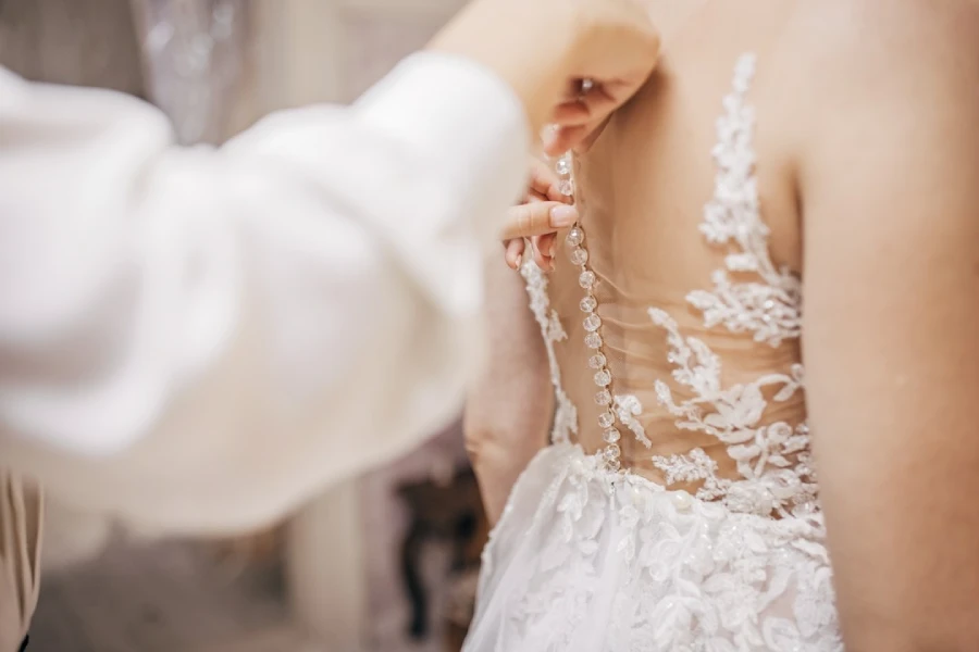 zapinanie sukni ślubnej